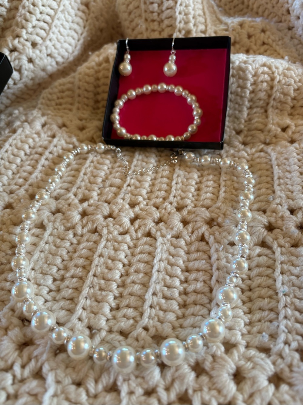 Avon Hollie Pearlesque 3-Piece Gift Set necklace, earrings, bracelet